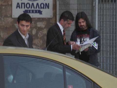 Με πλατύ χαμόγελο αποχωρούν τα κοράκια