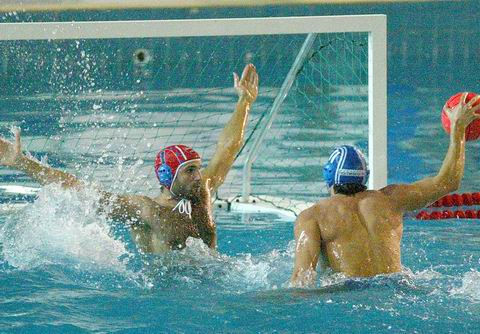 Ο Βλοντάκης μειώνει σε 10-9 με πέναλτι