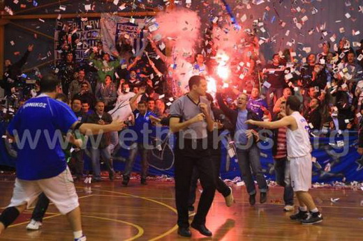 Παίκτες και φίλαθλοι πανηγυρίζουν την άνοδο στην Γ' Εθνική
