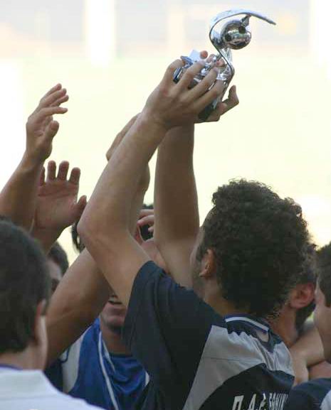 Οι παίκτες της ομάδας μας πανηγυρίζουν με το πολύτιμο τρόπαιο
